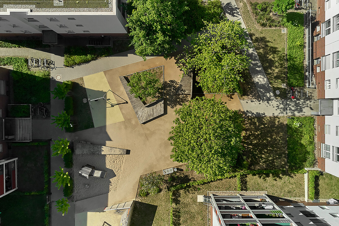 A rearrangement of the development as well as an individual design of the garden courtyards are strenghening the neighbourhoods.