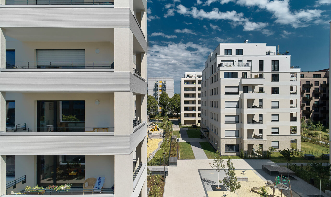 The strips structure the buildings’ facades, tracing the cascade-like recesses of the terraces and balconies.
