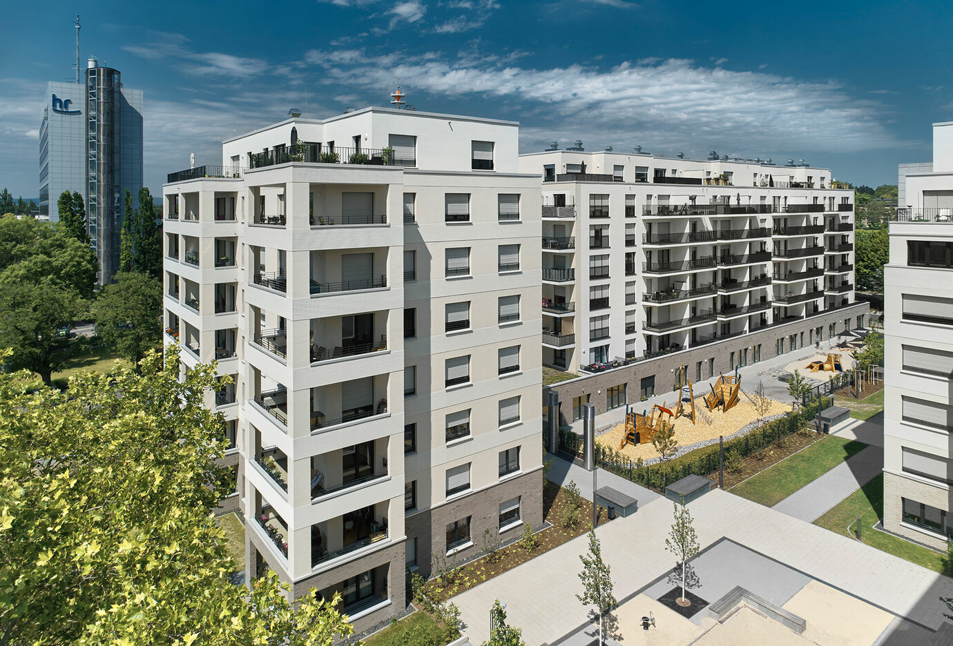 A joint pedestal links the buildings in the north and west. On the ground floor there is a nursery with an adventure playground for approx. 100 children.