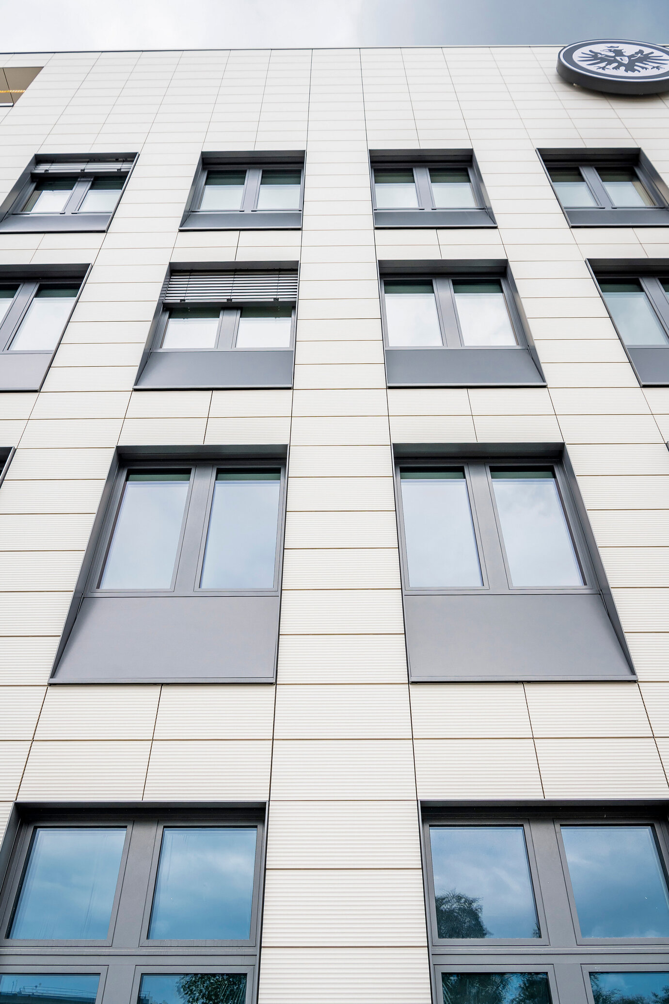 Section element facade with profiled ventilated ceramic facade