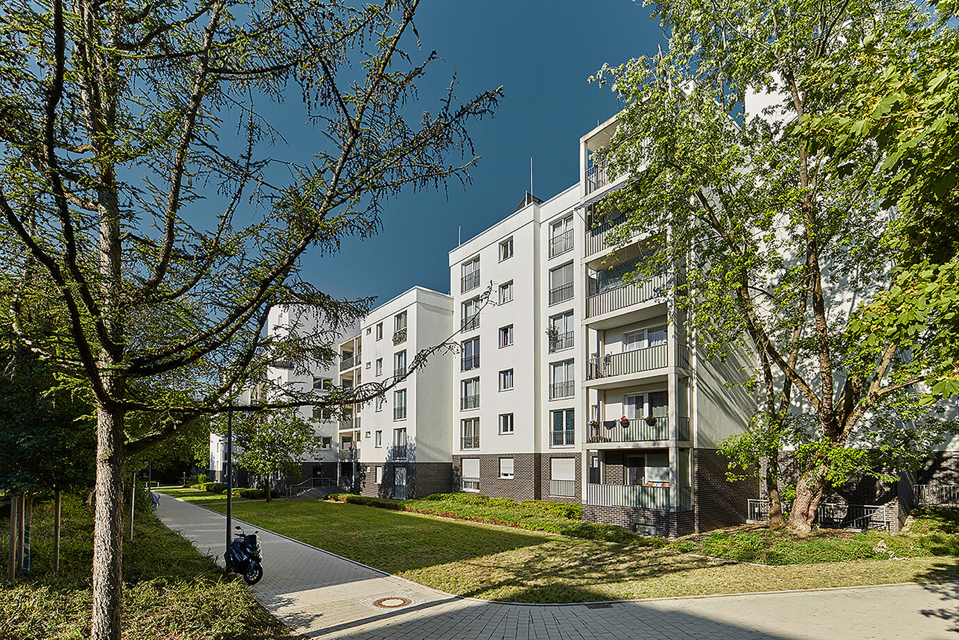 The renovation and redevelopment concept developed by AS+P intended to strenghten the qualities of the residential estate which have already been obtained.