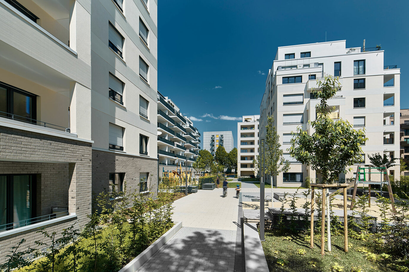 A footpath links the communal plazas and playgrounds with all the buildings.
