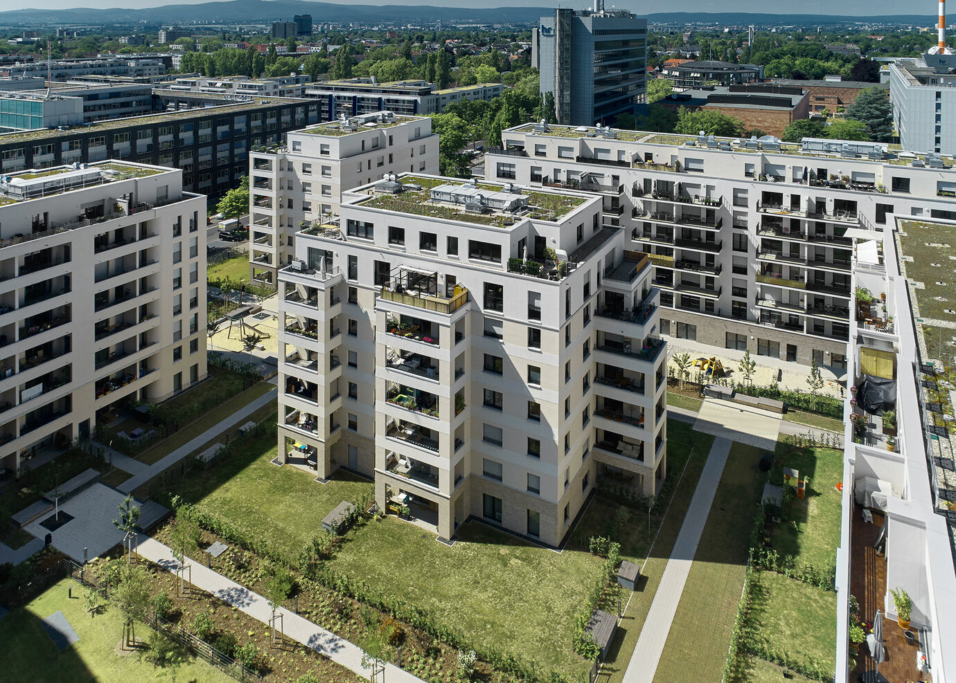 189 apartments close to downtown form the building complex and are linked by an open, green inner courtyard.