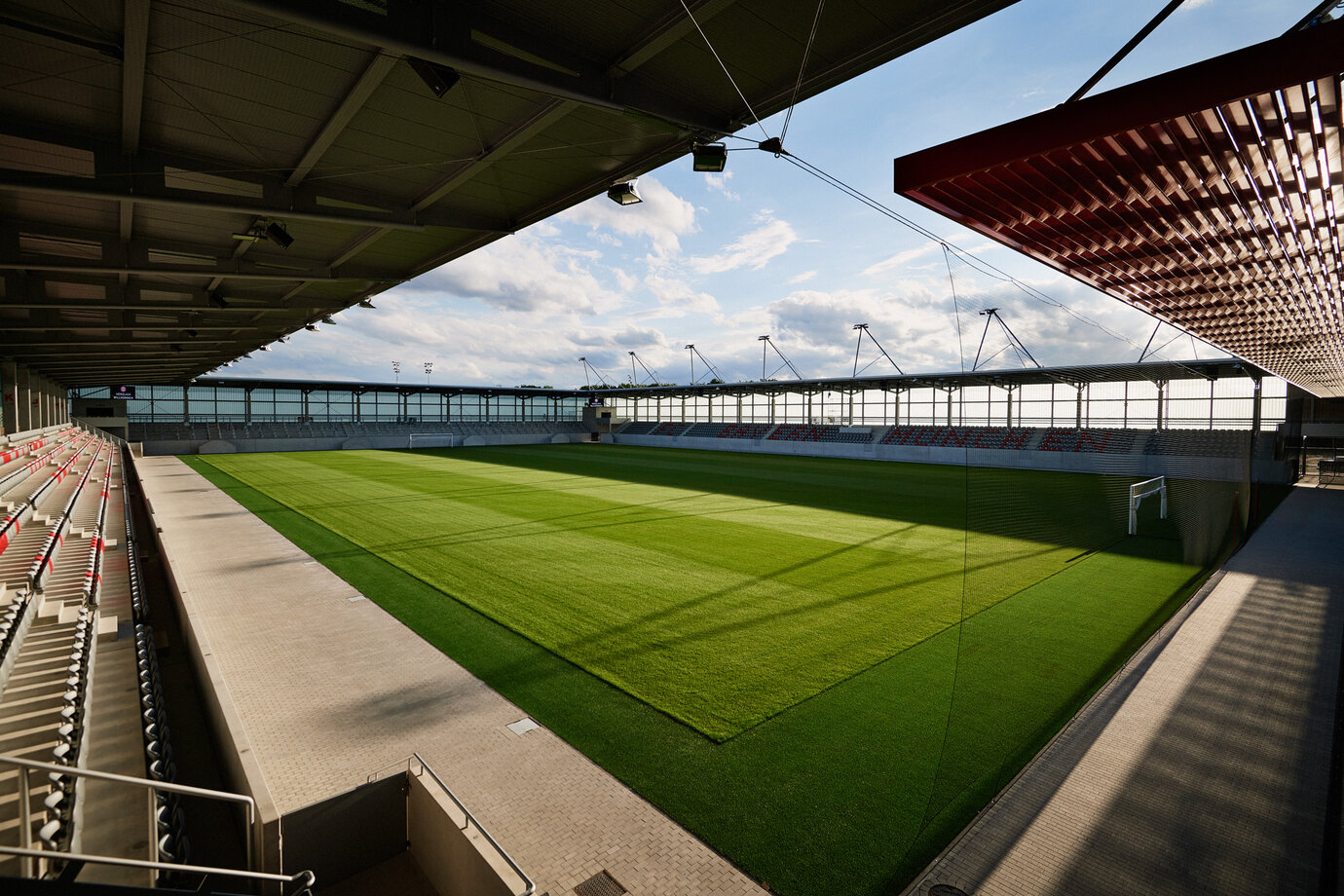central venue with 2,500 fully covered spectator seats and an 11meter-high wraparound noise protection wall made of industrial glass
