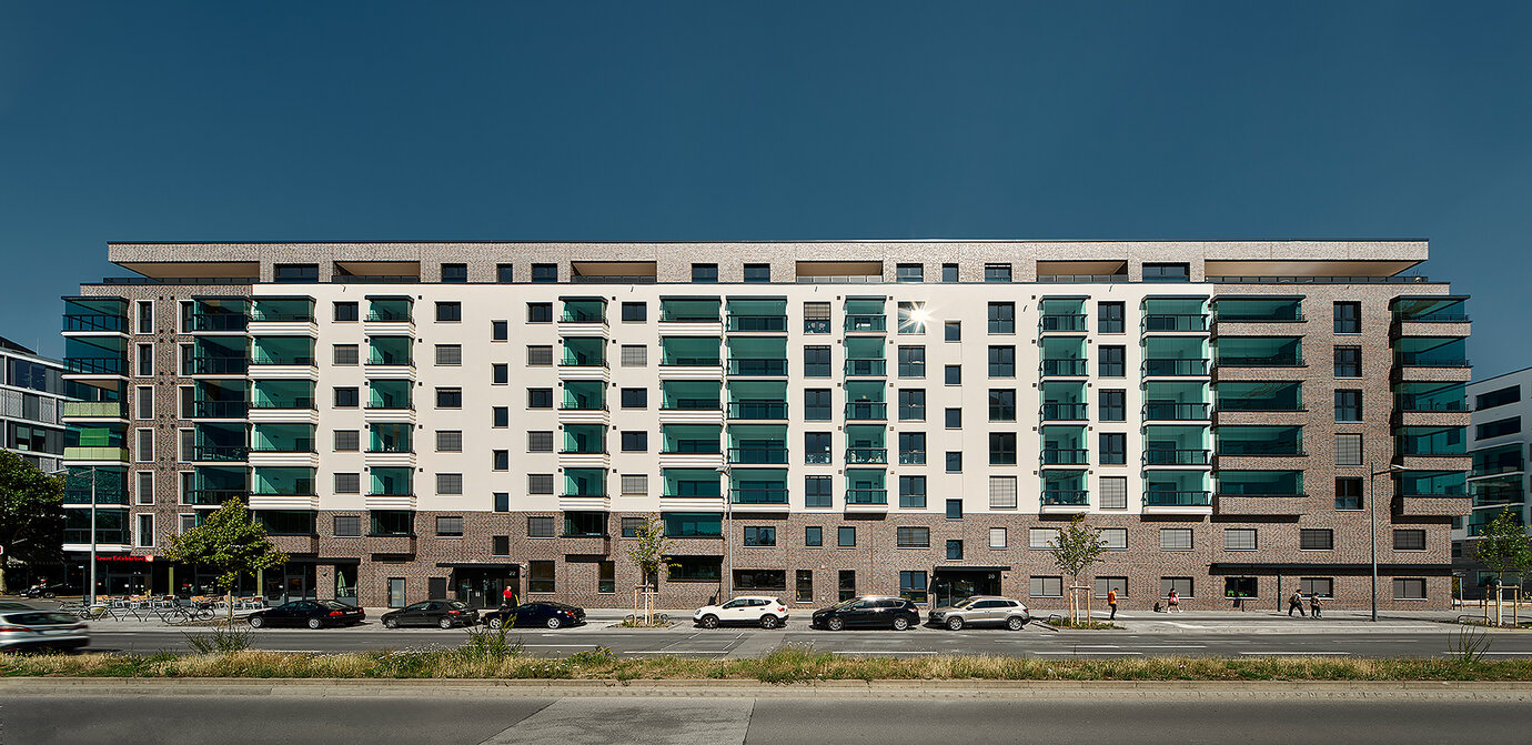 Clinker and light-colored plastered surfaces structure the facade reflecting the classic and industrial character of the Ostend.