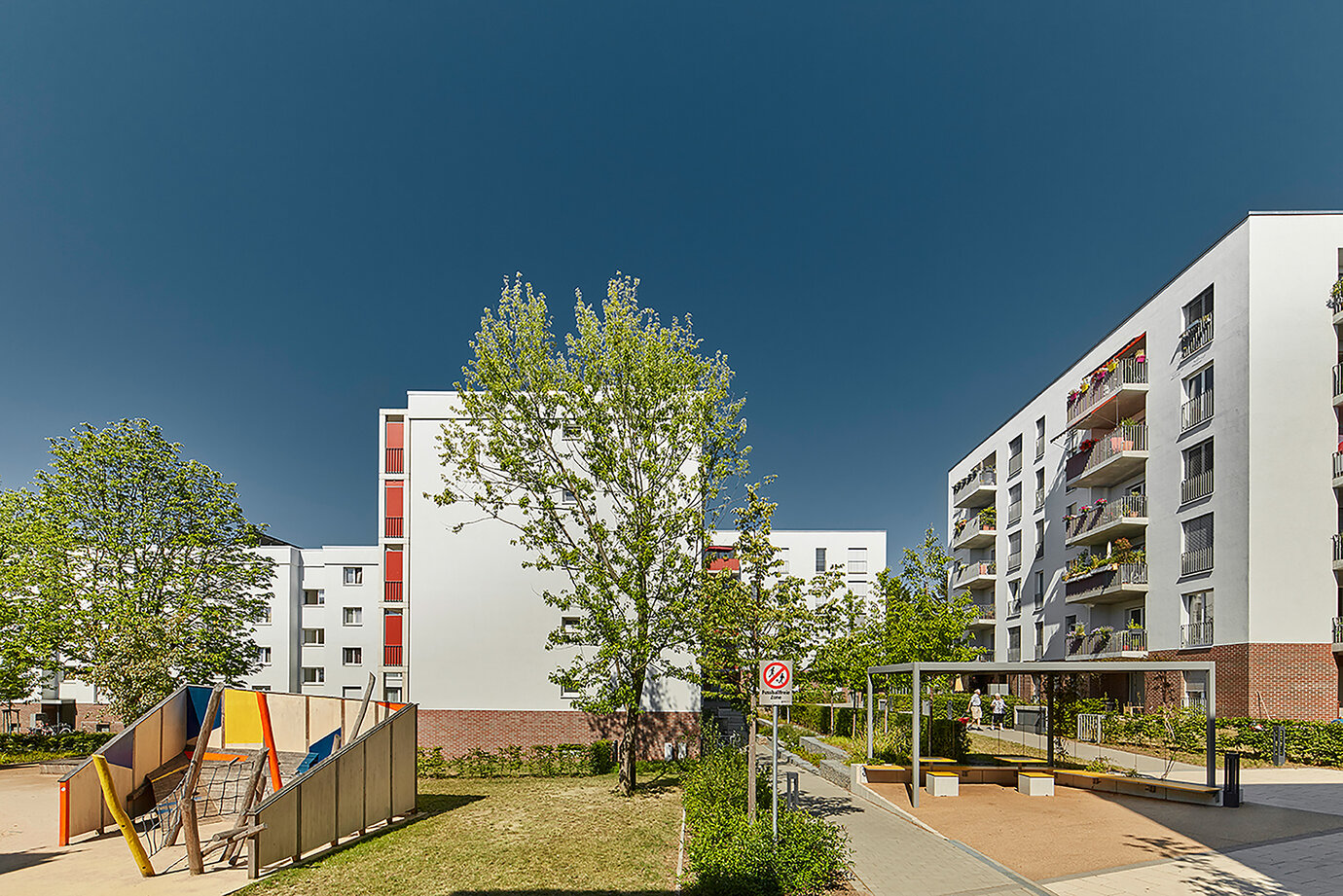 Due to the enlarged window surfaces facades will be opened up. Loggias, which have been thermally exposed until now, are being replaced by extended balonies.