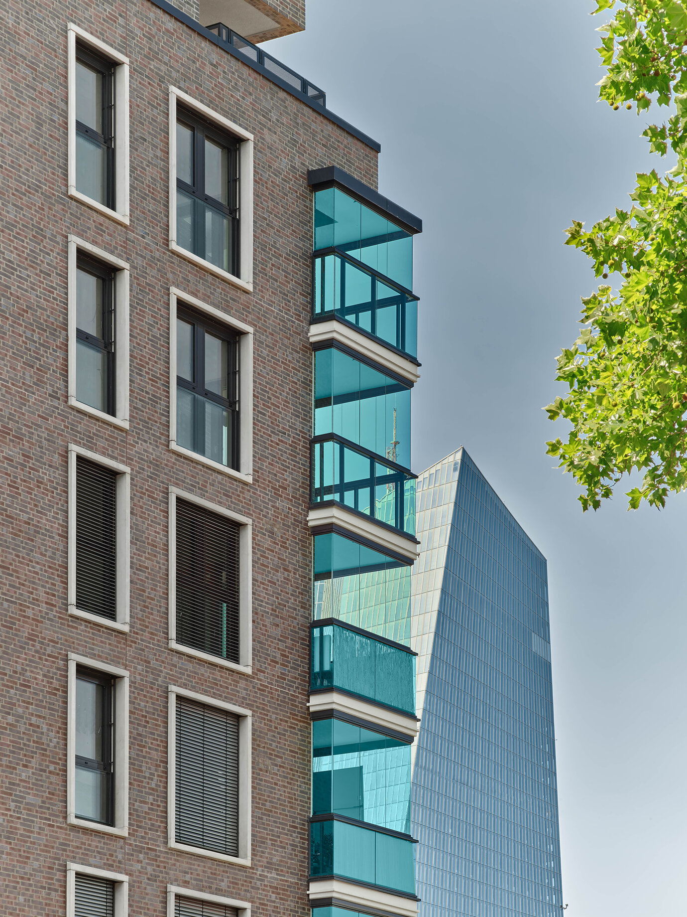 Spacious glazed loggias to the street side are a central key component of the noise protection concept.
